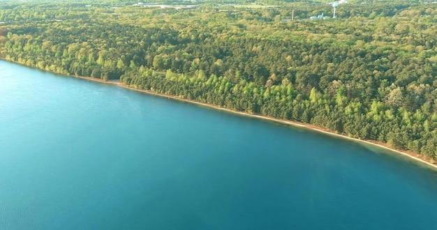 Beau paysage avec forêt verte près d'un lac en vue panoramique de dessus