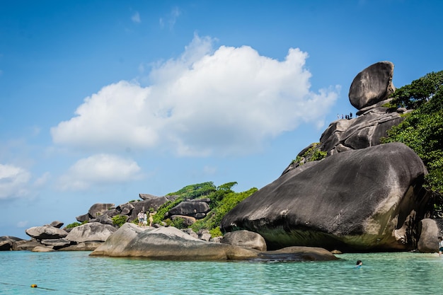 Le beau paysage des gens sur le rocher est un symbole du ciel bleu des îles Similan et des nuages au-dessus de la mer pendant l'été au parc national de Mu Ko Similan dans la province de Phang Nga en Thaïlande