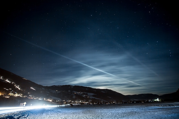 Beau paysage des hautes Alpes autrichiennes couvertes de neige la nuit étoilée