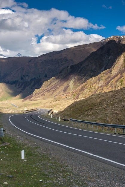 Beau paysage de hautes montagnes au-dessus de la route en Géorgie