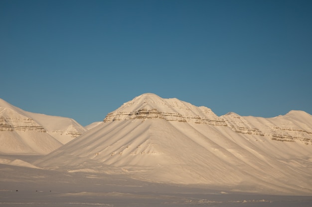 Beau paysage d'hiver arctique avec des montagnes couvertes de neige sur Svalbard, Norvège