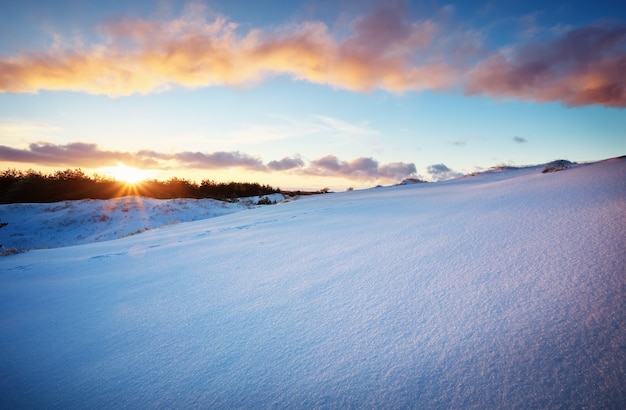 Beau paysage d'hiver avec ciel coucher de soleil
