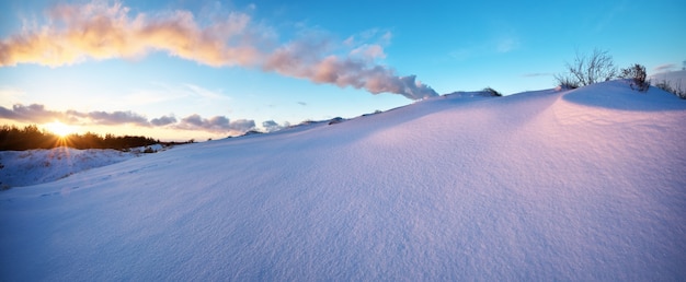 Beau paysage d'hiver avec ciel coucher de soleil