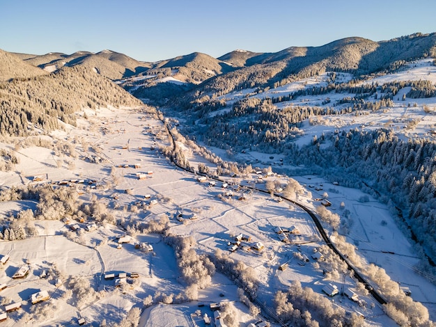 Beau paysage d'hiver dans les montagnes des Carpates du village ukrainien
