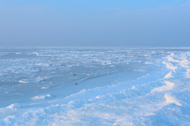 Beau paysage d'hiver de la mer gelée du Japon recouverte de glace et de neige par une journée ensoleillée Concept de beauté de la nature Carte postale de Russie