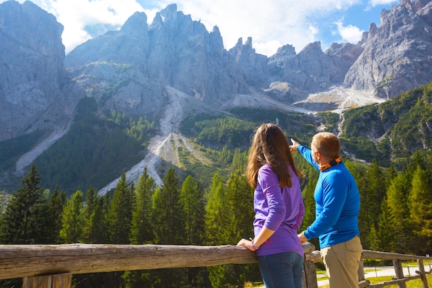 Beau paysage. l'homme et la fille regardent les montagnes. Dolomites, Italie