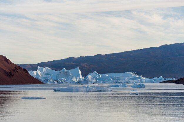 Beau paysage avec iceberg au Groenland à l'heure d'été. Temps ensoleillé.