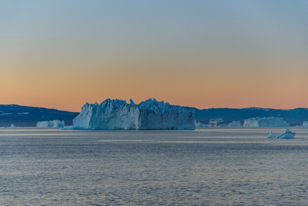 Beau paysage avec iceberg au Groenland à l'heure d'été.