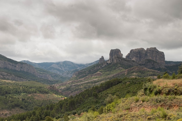 Beau paysage avec d'impressionnantes montagnes méditerranéennes et forêt avec un ciel nuageux