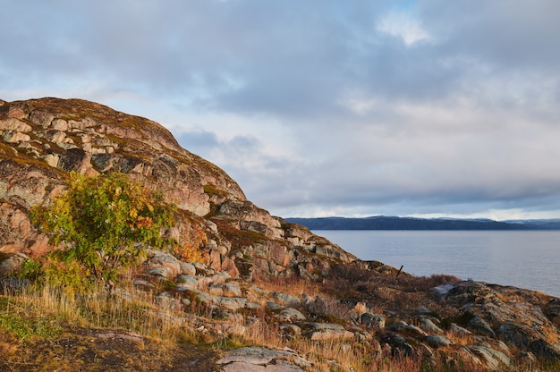 Beau paysage de jour d'été abandonné artnature défense côtière North Teriberka, vue sur la mer de Barents.