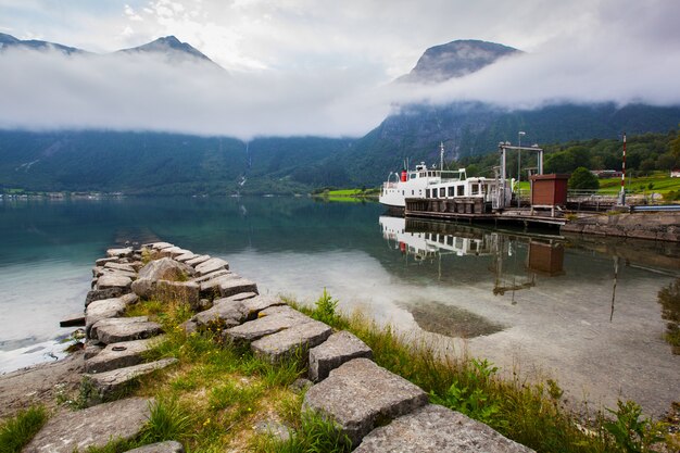 Beau paysage avec lac et bateau en Norvège