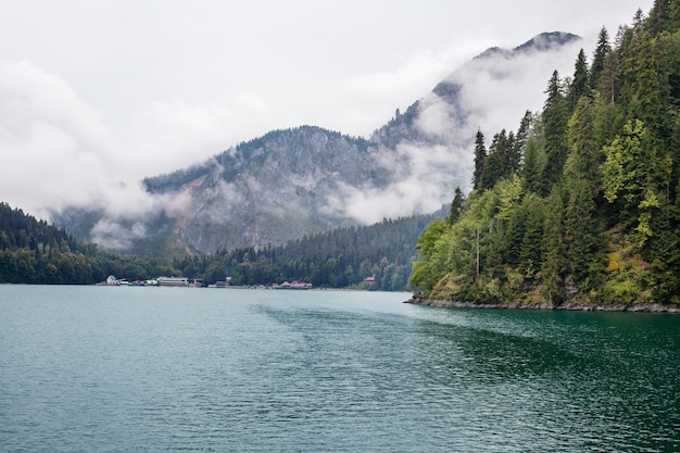 Beau paysage sur le lac bleu Ritsa, Abkhazie