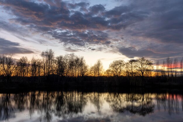 Beau paysage sur le lac. Le coucher du soleil.