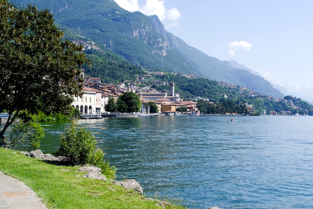 Photo beau paysage de lac dans le lac lovere à iseo, italie