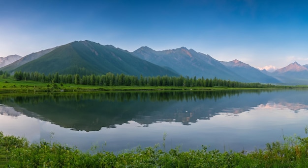 Beau paysage d'un lac entouré de grandes montagnes le jour