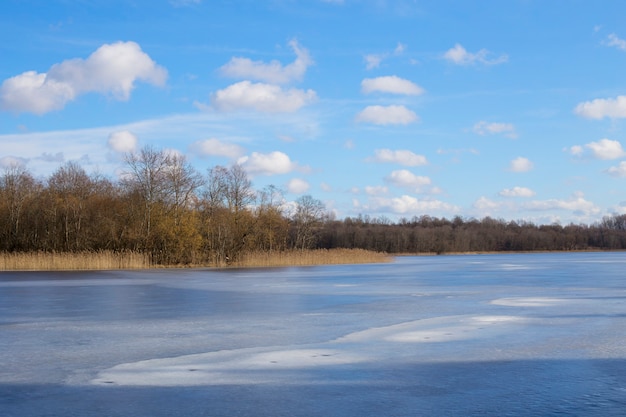 Beau paysage d'un lac d'hiver. Lac de glace. Le concept d'apaisement et d'unité avec la nature