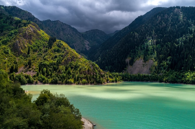 Beau paysage avec un lac de montagne