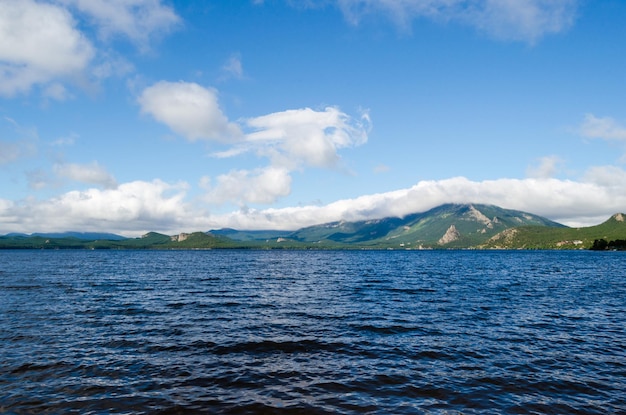 Beau paysage lac montagnes dans les nuages et la natureVoyage et repos