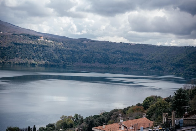 Beau paysage avec lac et montagnes en italie