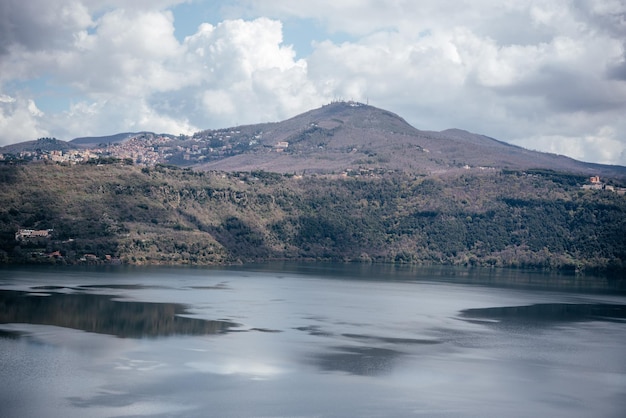 Beau paysage avec lac et montagnes en italie