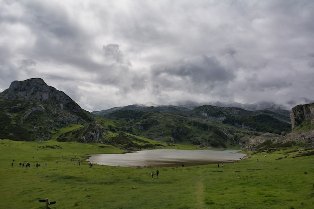 beau paysage des lacs de covadonga dans les asturies en espagne lac enol lac ercina