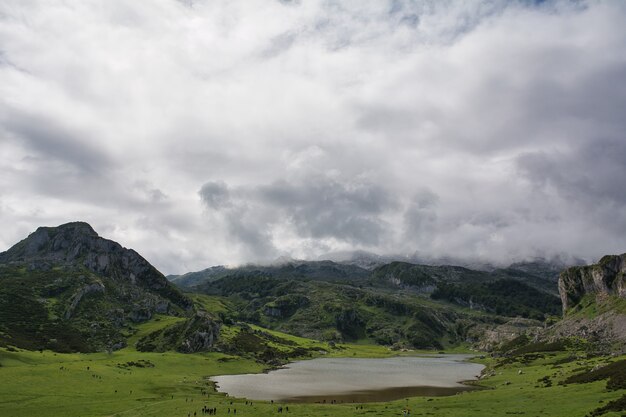 beau paysage des lacs de covadonga dans les asturies en espagne lac enol lac ercina