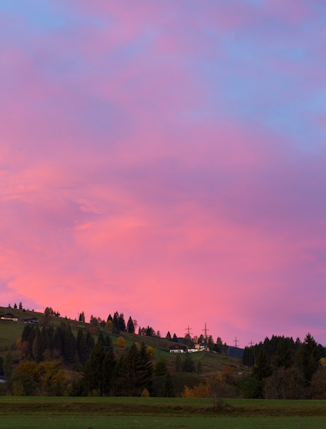 Beau paysage - lever de soleil lumineux dans les montagnes d'Autriche