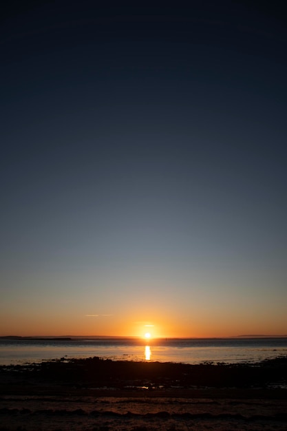 Beau paysage de lever de soleil en mer avec portrait de ciel clair et sans nuages