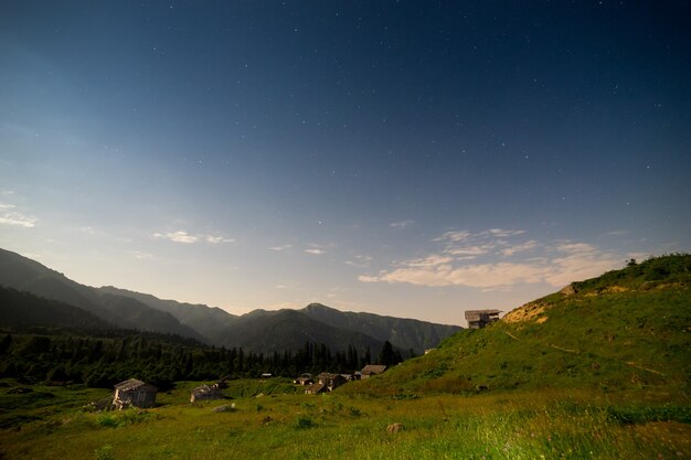 Beau paysage d'une maison en bois de ciel étoilé d'été de nuit, montagne de Gorgit Artvin, Turquie