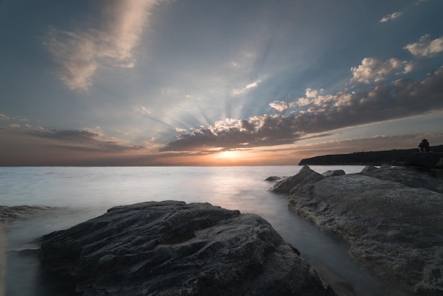 Beau paysage marin au coucher du soleil avec des formations rocheuses dans l'eau