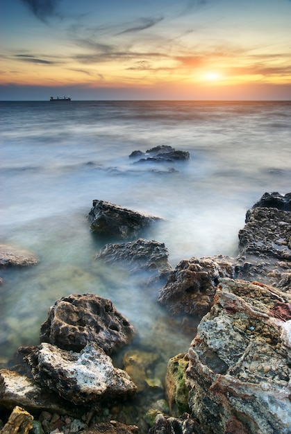 Photo beau paysage marin au coucher du soleil