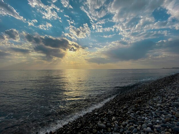 beau paysage marin avec le ciel au coucher du soleil et les nuages série nature