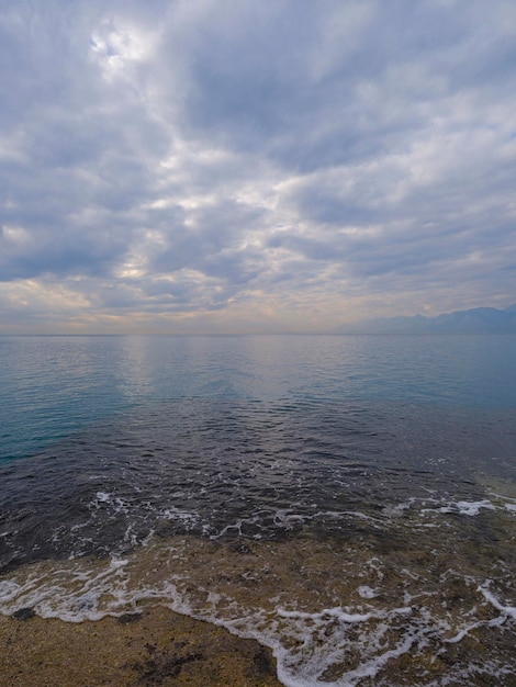 Beau paysage marin et ciel dramatique