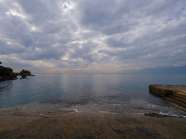 Beau paysage marin et ciel dramatique