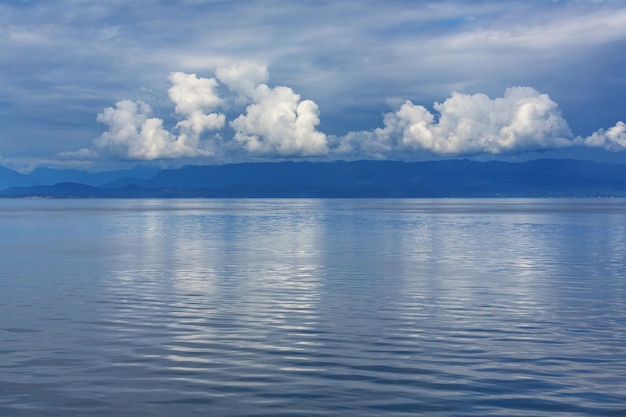 Beau paysage marin le long de la côte Pacifique de la Colombie-Britannique, Canada, avec un rivage rocheux.