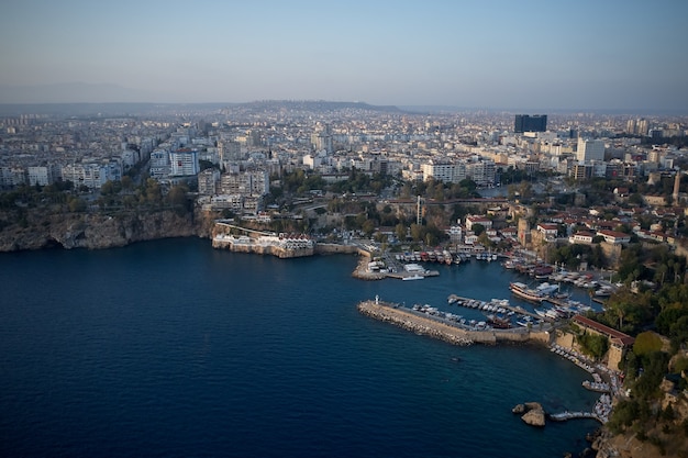 Beau Paysage Marin Méditerranéen En Turquie. Vue Panoramique De La Côte De La Mer Avec Des Bâtiments à Terre. Bateaux Et Yachts Ancrés Au Port De Sea Bay.