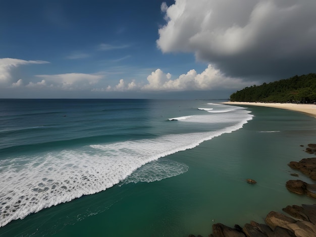 Beau paysage marin avec une mer turquoise et un ciel nuageux