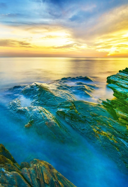 Beau paysage marin pendant le coucher du soleil au parc national de Laem YaMu Ko SametRayong Thaïlande