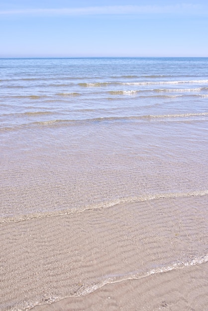 Beau paysage marin de plage et horizon sous un espace de copie de ciel bleu clair Paysage océanique calme et tranquille avec la mer à marée basse par une journée ensoleillée Des vacances côtières tranquilles au bord de l'océan