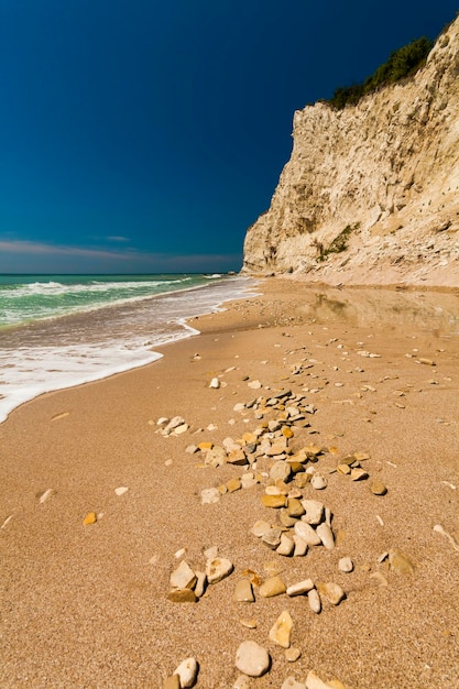 Beau paysage marin avec une plage de sable et des montagnes