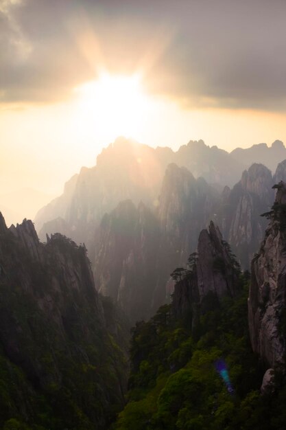 Beau paysage de montagne en Chine Huangshan pendant le coucher du soleil