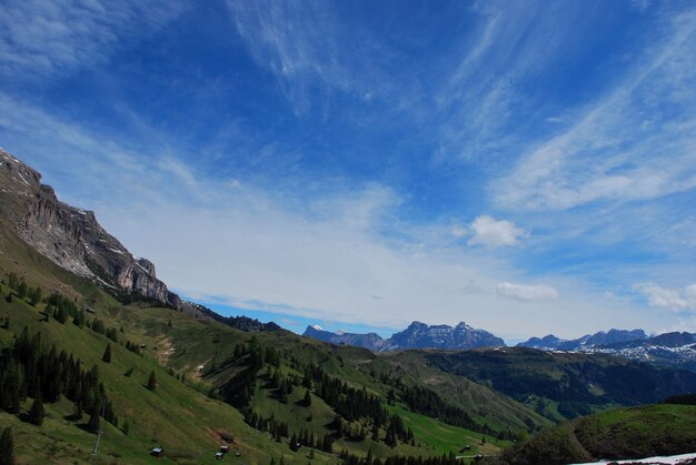 Beau paysage de montagne avec ciel bleu et nuages de sapin