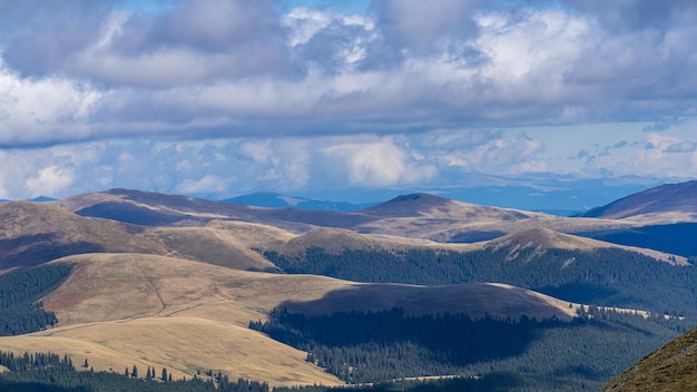 Beau paysage de montagne dans les montagnes des Carpates de Roumanie.