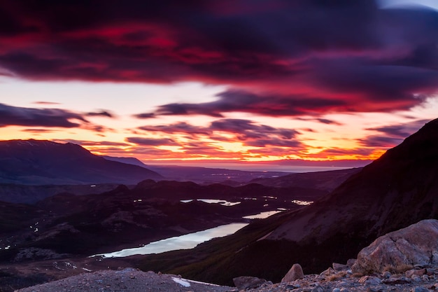 Beau paysage de montagne sur fond de coucher de soleil coloré