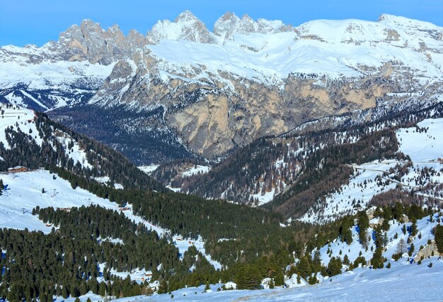 Beau paysage de montagne d'hiver (col de Sella, Italie).