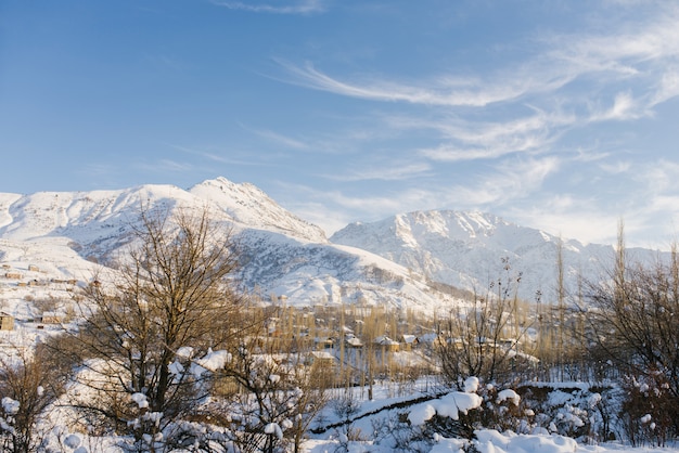 Beau paysage de montagne en hiver en Ouzbékistan dans la région du mont Chimgan