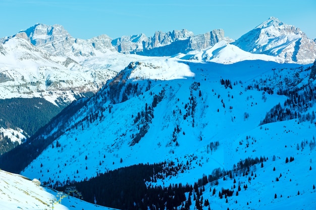 Beau paysage de montagne d'hiver. Vue depuis le col de Pordoi (Italie)