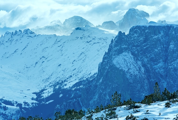 Beau paysage de montagne d'hiver. Vue depuis Rittner Horn (Italie) sur le mont Schlern (à droite).