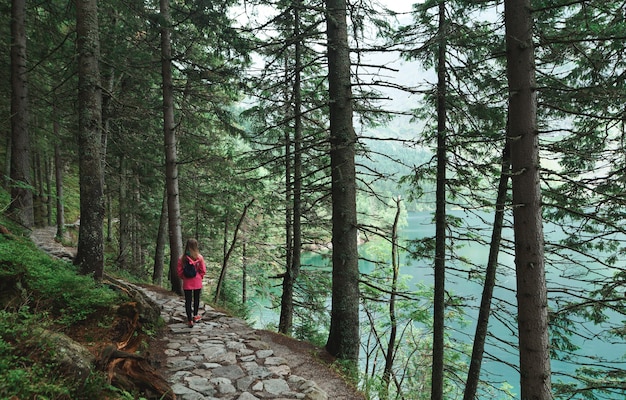 Beau Paysage De Montagne Et Lac Avec Femme