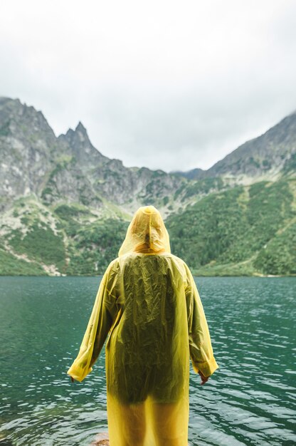 Beau paysage de montagne et lac avec femme